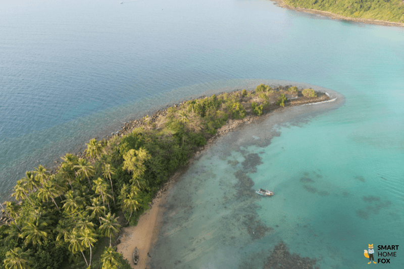 Eine Urlaubsaufnahme der DJI mini 3 Pro von einer Insel und des babayblauen Wassers, kontrastreich und farbenfroh.